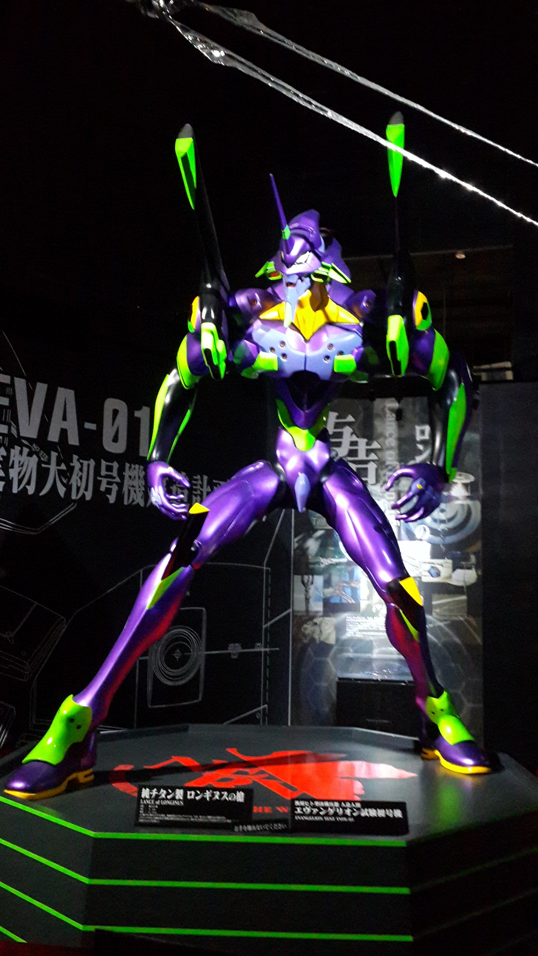 不知道1:多少的初号机模型，反正比人高